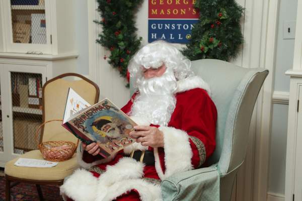 Santa reading at Gunston Hall