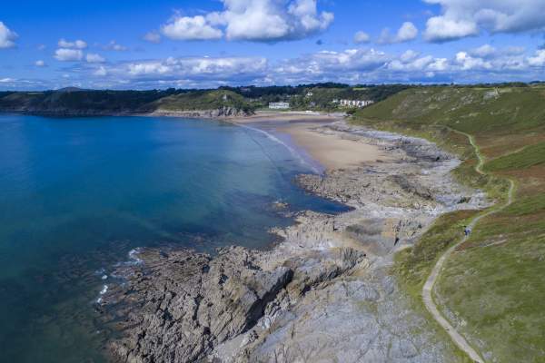 Archwilio Llwybr Arfordir Cymru ym Mae Abertawe, y Mwmbwls, a Gŵyr