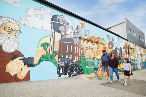 Richwood Mural behind the Richwood Bank