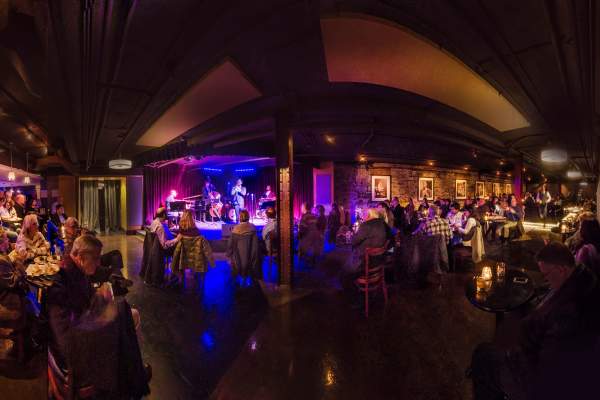 Gesangsstil Im Jazz 4 Buchstaben BLU Jazz+ | Akron, OH