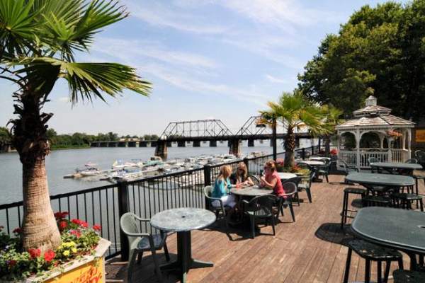 Dukes Riverside Bar & Grille