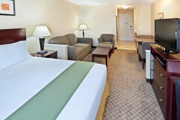 Holiday Inn Express Hotel + Suites - Sumner