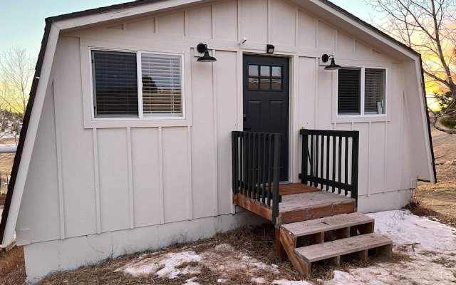 A vacation rental cabin in Cheyenne, WY