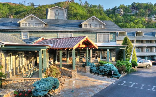 Historic Gatlinburg Inn Exterior