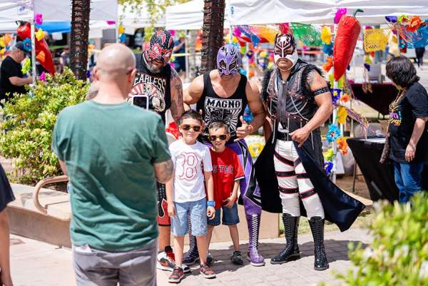 ¡mira! Las Cruces debuts new drone show, luchador matches