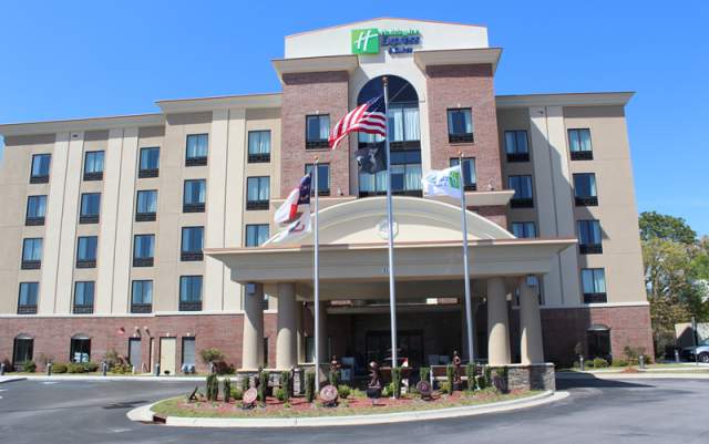 Holiday Inn Express & Suites Hope Mills-Fayetteville Airport
