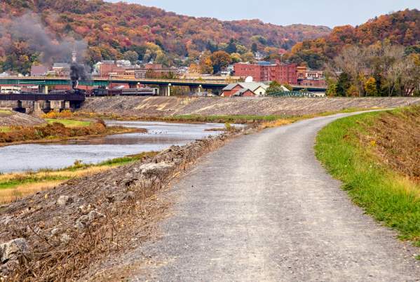 Canal-towpath-approaching-Cumberland-MD