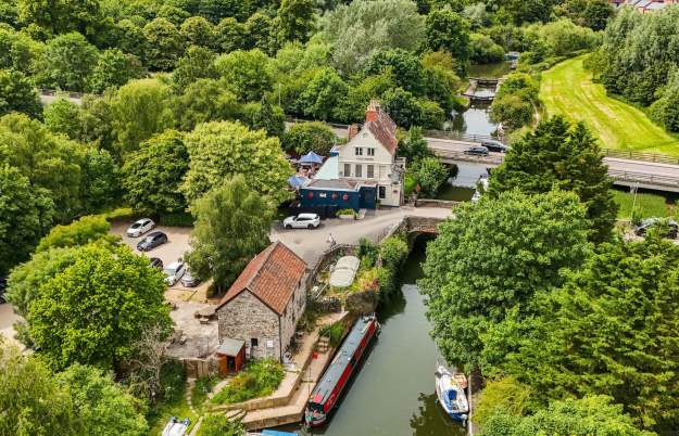 Top country pub walks near Bristol