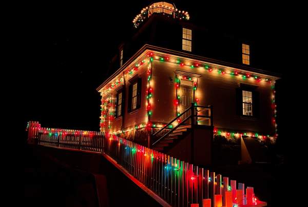 Pomham Rocks Lighthouse Shines with 1000 Lights