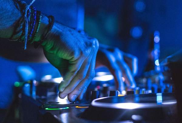 Live DJ