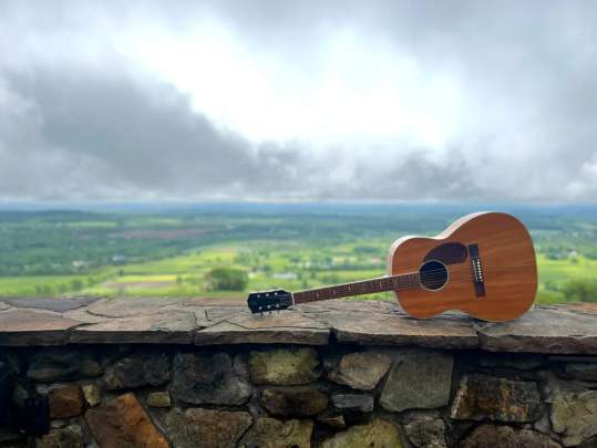 Live Music feat. Chris Bowen