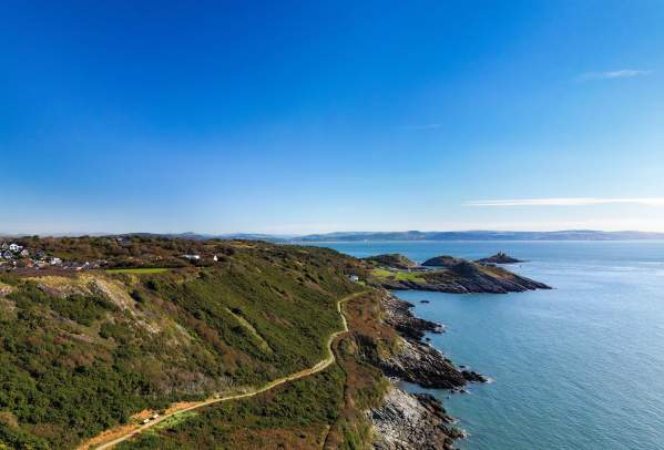 Archwilio Llwybr Arfordir Cymru ym Mae Abertawe, y Mwmbwls, a Gŵyr