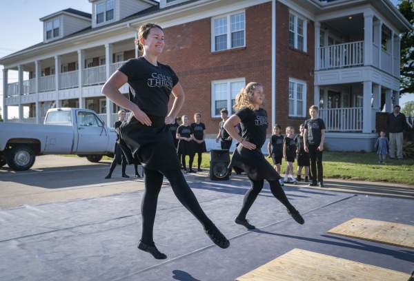 2 Irish Dancers