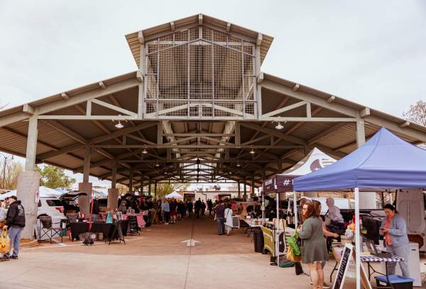 Saturday morning farmers market crowd