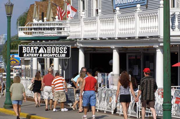 Boathouse Bar & Grill