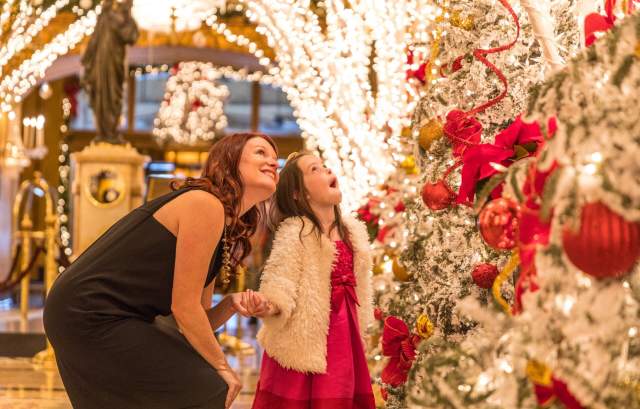 Mother Daughter Holiday Hotel - Zack Smith
