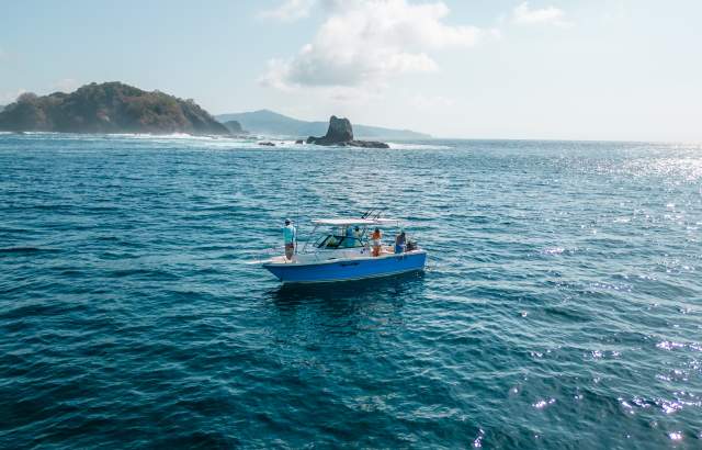 Bote navegando sobre el Golfo de Montijo en la provincia de Veraguas, Panamá.