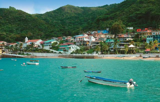 Bela vista da cidade e da praia da Ilha Taboga em um dia ensolarado