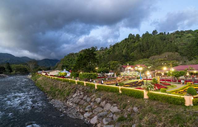 Boquete, a cidade, é famosa por suas belas paisagens montanhosas, clima ameno e pelo Rio Caldera que a atravessa. A região é conhecida por suas florestas exuberantes, plantações de café e diversas atividades de ecoturismo.
