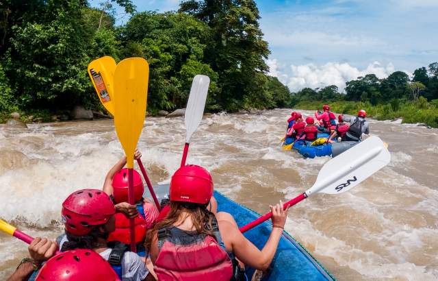 Grupos haciendo river rafting en el río Majagua en Boquete, provincia de Chiquirí, Panamá