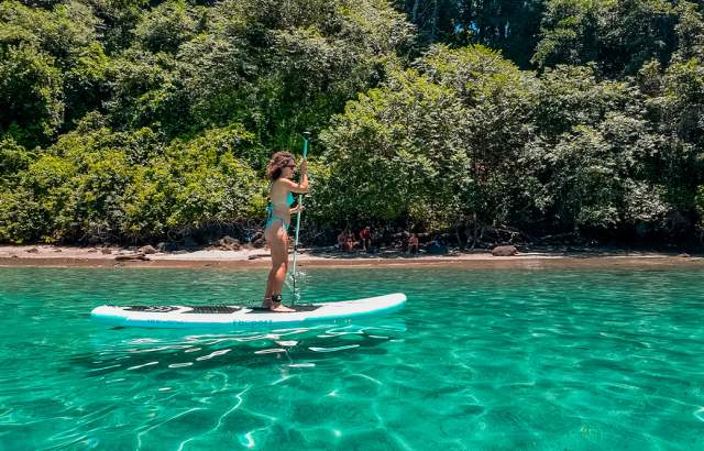 Stand up paddle em águas cristalinas da Costa do Pacífico de Veraguas, cercadas por vegetação tropical