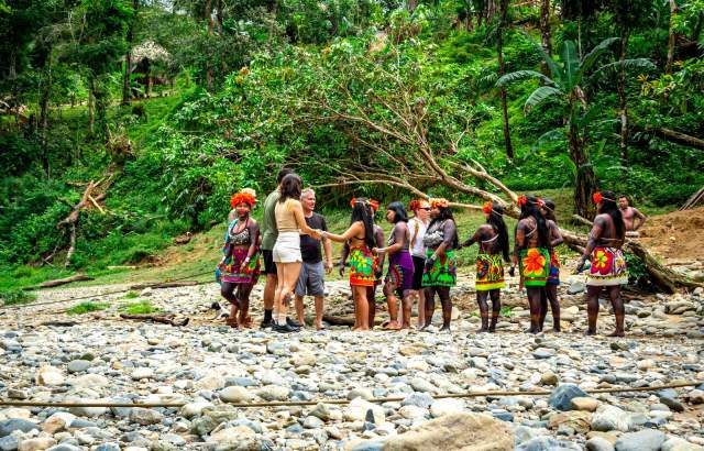Visitantes en la comunidad indígena de Biakirú, río Chagres, Panamá.