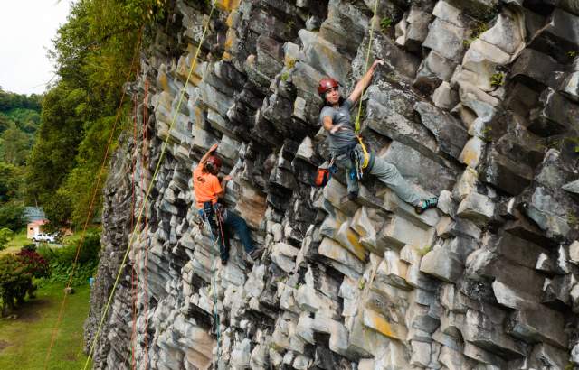 People doing rock climbing at Los Ladrillos, Boquete Chiriqui Province, Panamá