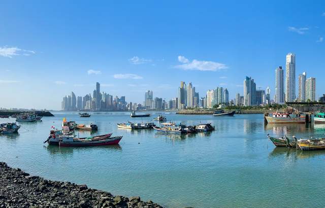 Panorámica de la Ciudad de Panamá, Panamá, en un día soleado con botes en la bahía.
