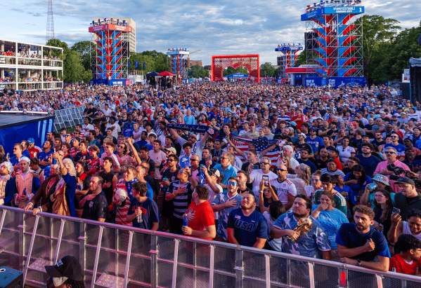 FFF-crowd cheering-1