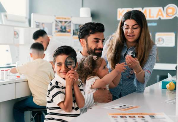Familie med to barn prøver seg på Krimlab.