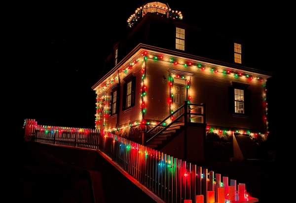 Pomham Rocks Lighthouse Shines with 1000 Lights