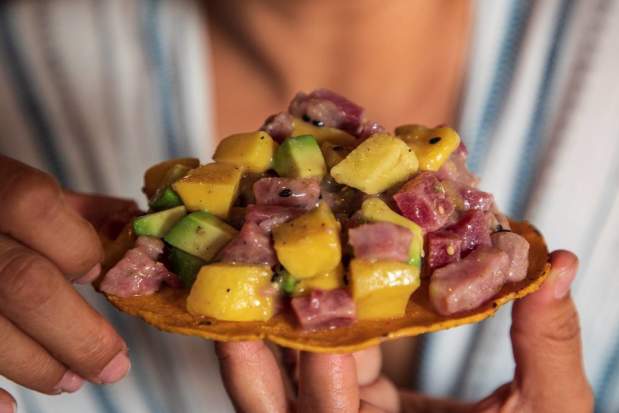 Tostada ceviche mango