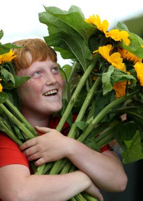 Picture of somebody with sunflowers