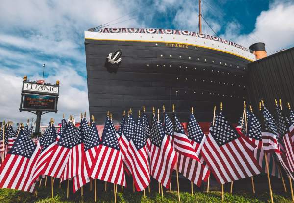 titanic and flags