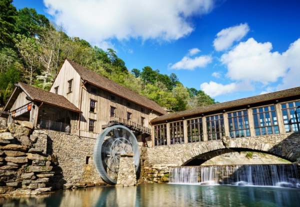 Dogwood Canyon Waterfall