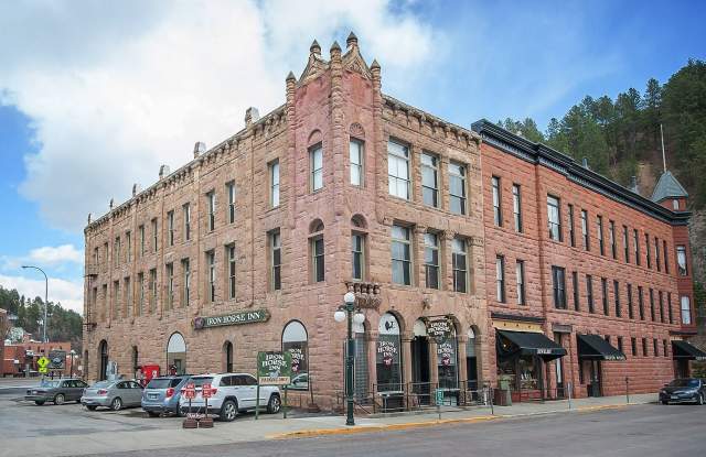 Historic Iron Horse Inn - Deadwood