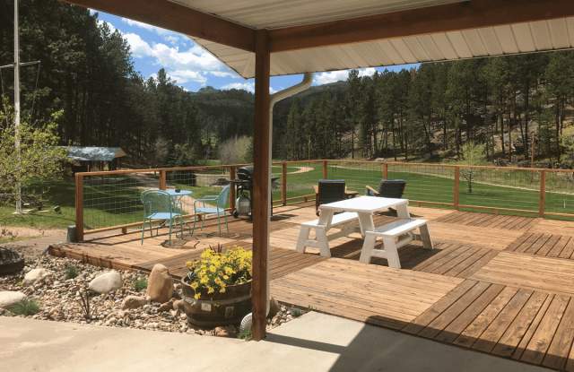 Hinterwood Inn & Cabins