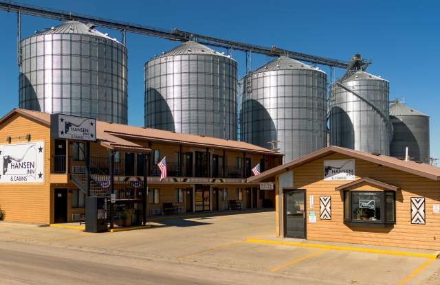 Hansen Inn & Cabins