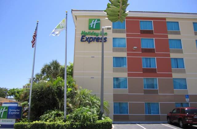 HOLIDAY INN EXPRESS - CRUISE/AIRPORT