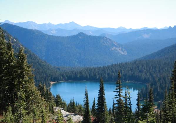 Tipsoo Lake hike in the fall