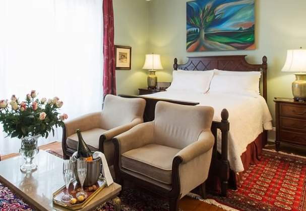 Historic Lyons House B&B circa 1835
