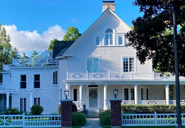 Lakewinds Country Manor
