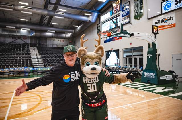 Pat Tracey and Pointer of the Wisconsin Herd Basketball