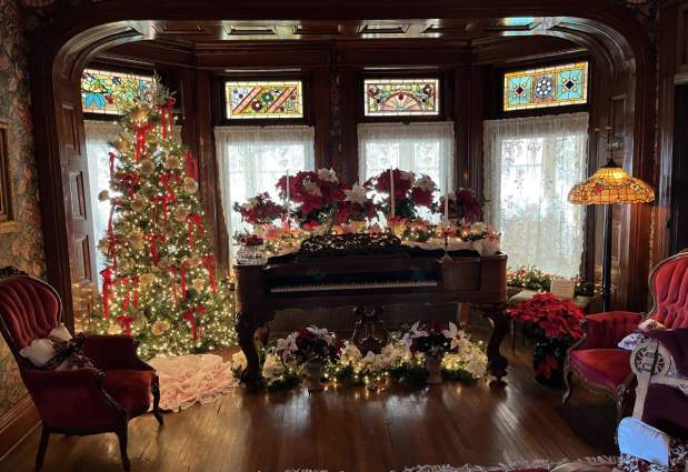 Olde World Christmas Nighttime Tour