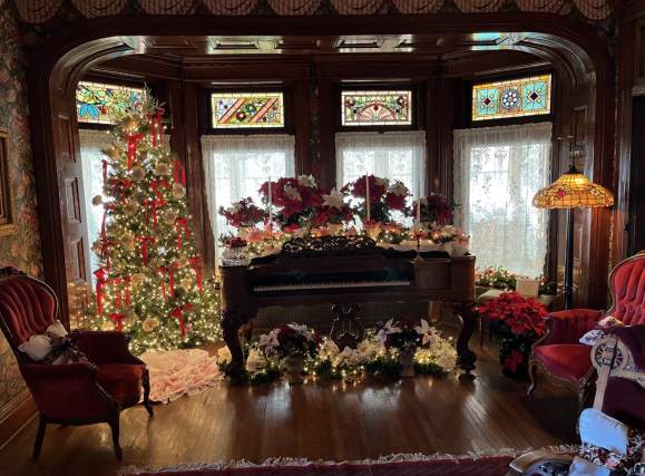 Olde World Christmas Nighttime Tour