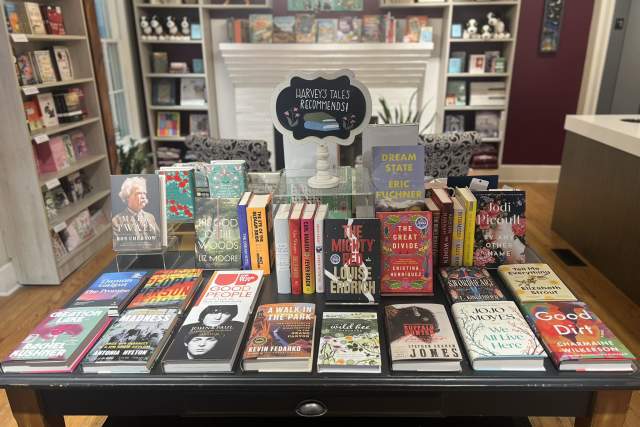 Harvey's Tales in Geneva, Illinois - Recommended reading table, interior