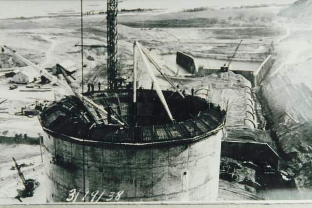 Building Kingsley Dam