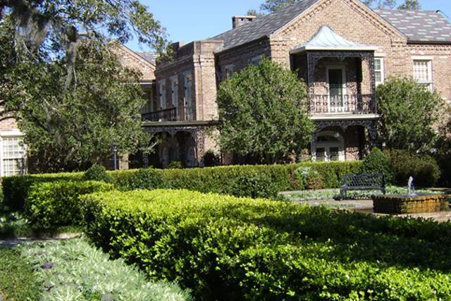 Bellingrath home with plants and shrubs