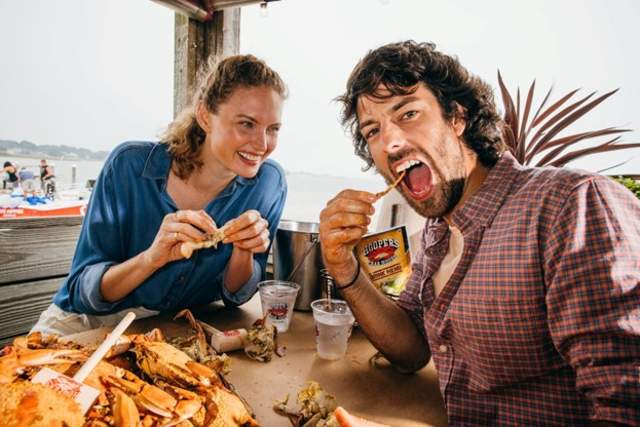 eating crabs at hoopers
