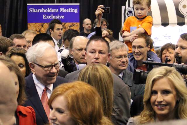 Warren Buffet in a crowd at Berkshire Hathaway Meeting